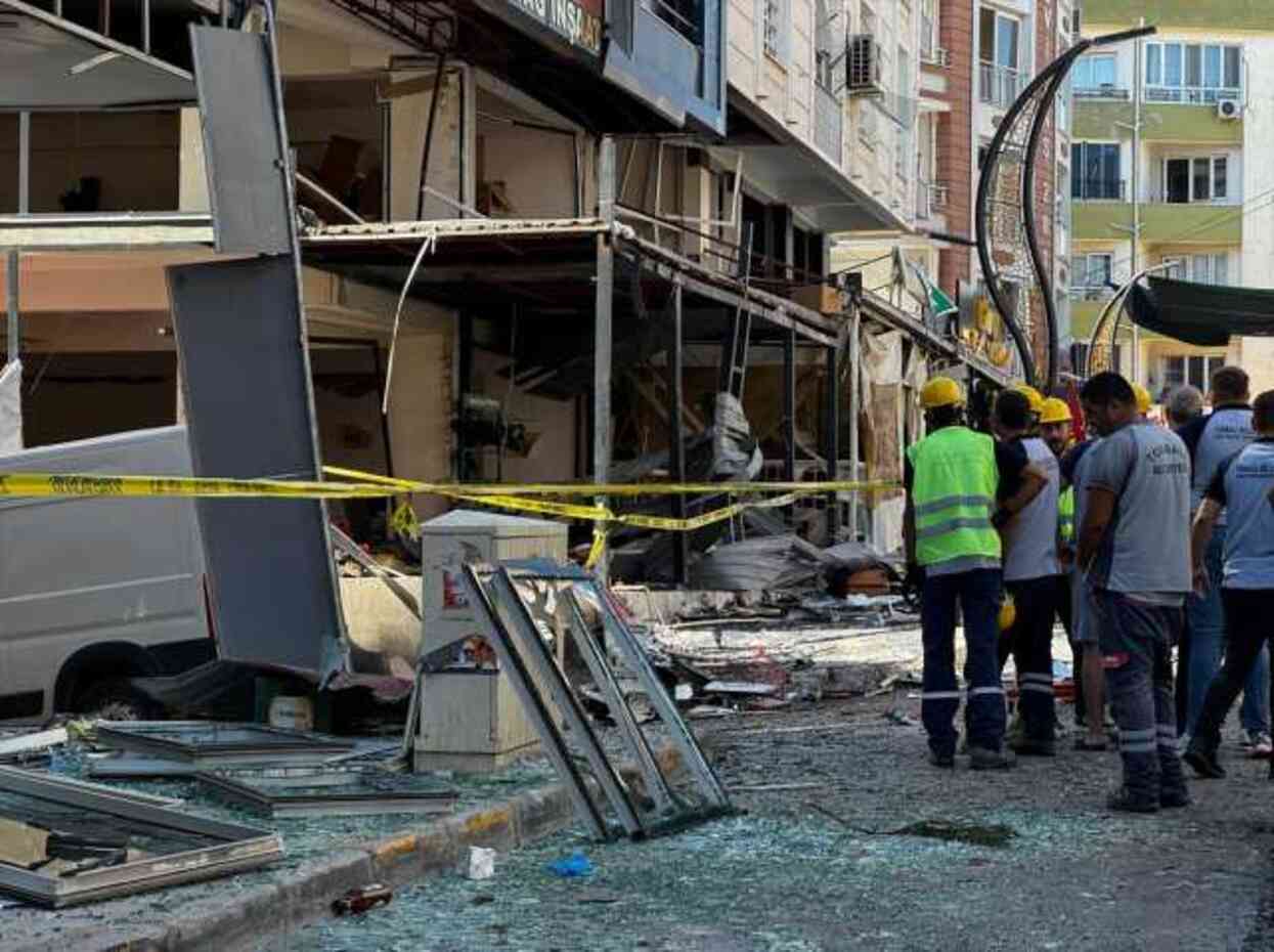 İzmir'deki doğal gaz patlamasından ilk görüntüler! Ortalık resmen savaş alanına döndü