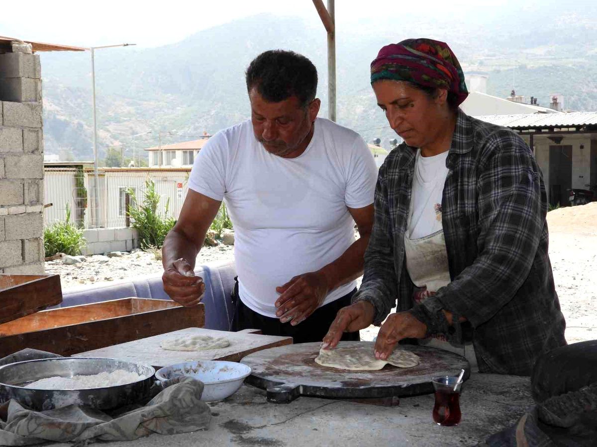 Hatay'da çamurdan yapılan tandırda pişirilen ürünlerle çocuklar okutuluyor