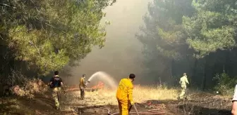 Yangına müdahale eden ekipler alevlerin içinde kaldı