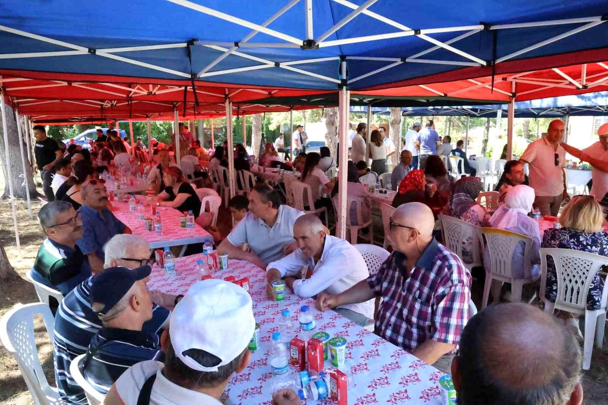 Eskişehir'de Yetiştirme Yurdundan Ayrılan Vatandaşlar Geleneksel Pilav Günü'nde Buluştu