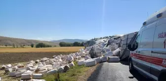 Dinar'da Kamyon Yol Ortasında Yan Yattı, 1 Kişi Yaralandı