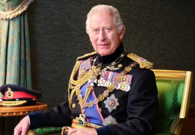 أصدر قصر بكنغهام صورة جديدة للملك تشارلز وهو يحارب السرطان.