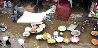 Pakistan'da Şiddetli Yağışlar Sonucu Sular Altında Kalan Yollar
