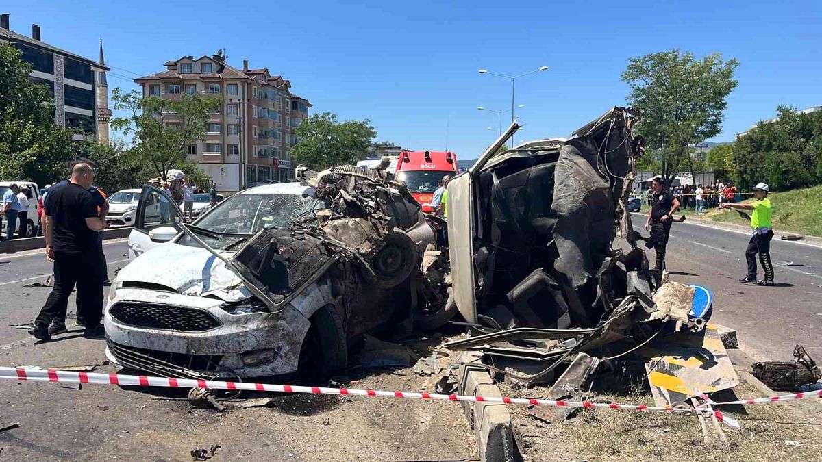 Bolu'da D-100 Karayolunda Meydana Gelen Kazada 2 Kişi Hayatını Kaybetti
