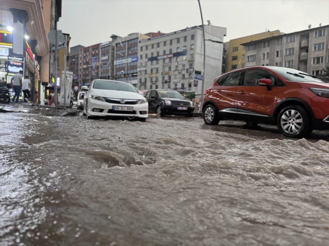 Heavy Rainfall in Erzurum Submerges Roads