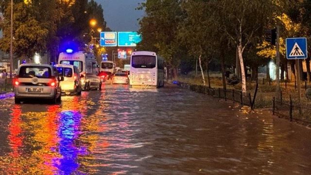 Erzurum was hit by a heavy downpour! The roads were washed away by floods, and the houses were flooded with water.