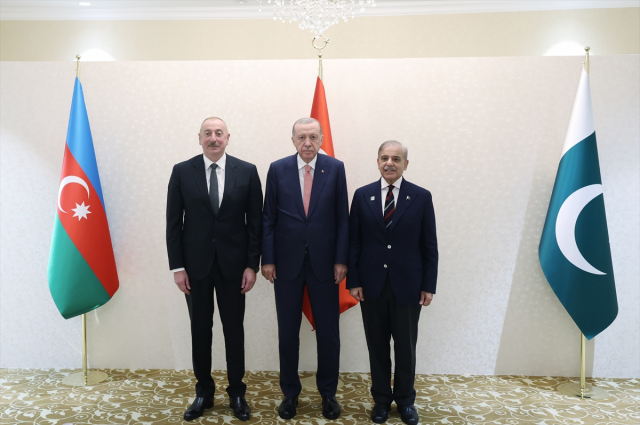 الرئيس أردوغان يلتقي برئيس أذربيجان علييف ورئيس وزراء باكستان شريف