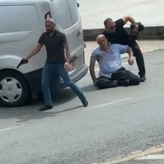 They killed the former mayor in the middle of the street! Footage of the attack before the murder emerged