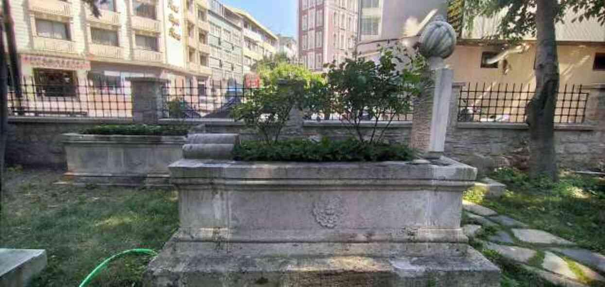 Fatih'teki tarihi şehitlikte define kazısı kamerada Fatih'teki tarihi şehitlikte define kazısı kamerada