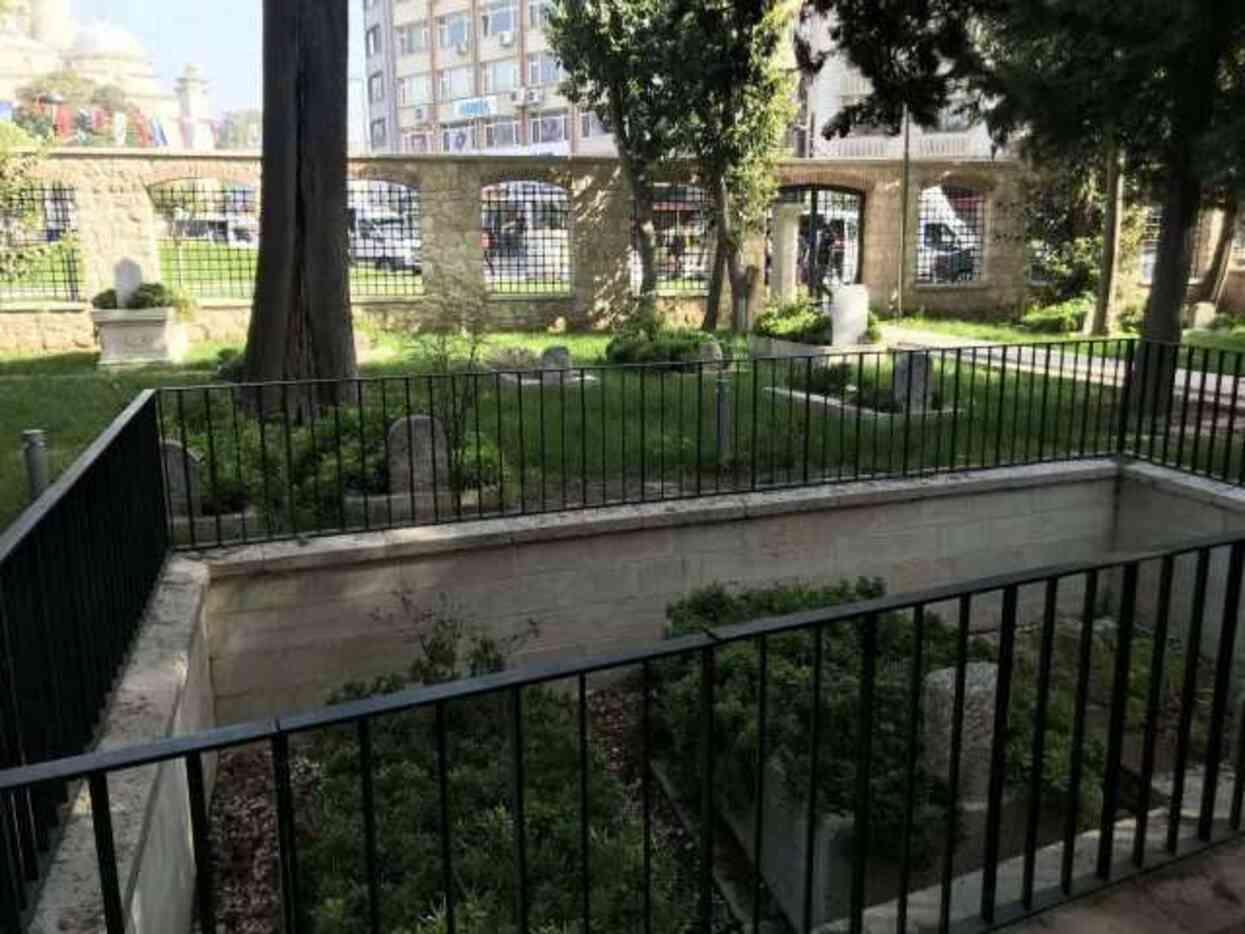 Fatih'teki tarihi şehitlikte define kazısı kamerada Fatih'teki tarihi şehitlikte define kazısı kamerada