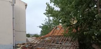 Tosya'da Şiddetli Fırtına Okulun Çatısını Uçurdu