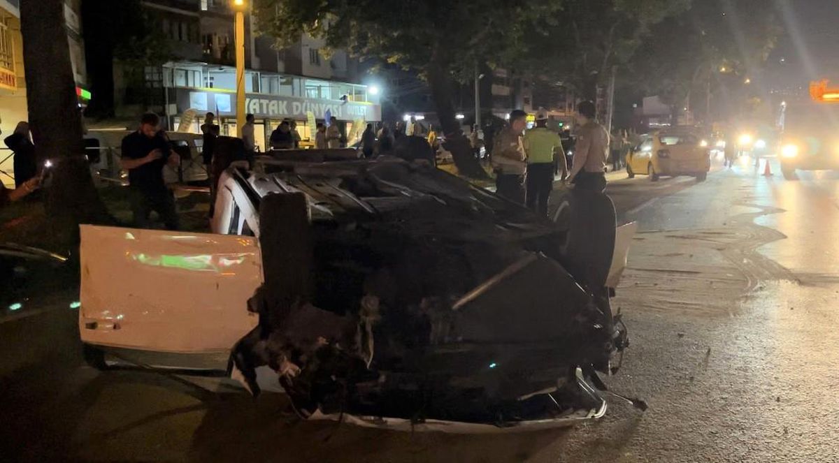 Bursa'da Makas Atan Otomobil Taksiye Çarptı: 3 Yaralı