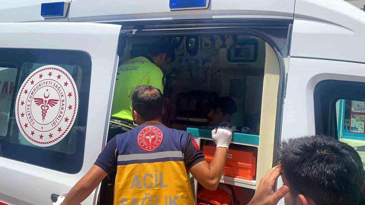 Adıyaman'da Motosiklet ve Otomobil Çarpışması: 2 Yaralı