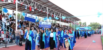 Van YYÜ'de 5 Bin 260 Öğrenci Mezuniyet Töreniyle Diplomalarını Aldı