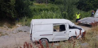 Afyonkarahisar'da kamyonet şarampole devrildi: 5 yaralı