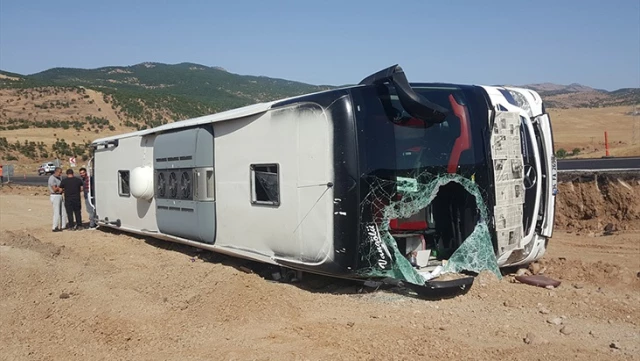 انقلبت حافلة ركاب في بينغول، وأصيب 14 شخصًا.