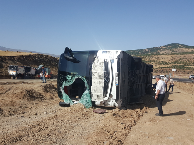Bingöl'de yolcu otobüsü devrildi, 14 kişi yaralandı