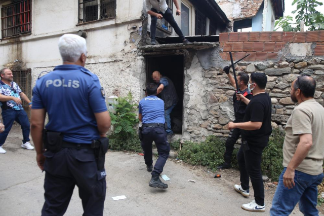 Mentally stable person in Bursa stabbed a police officer