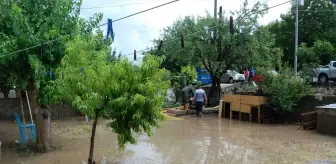 Çanakkale'de sağanak nedeniyle ev ve iş yerlerinde su baskınları