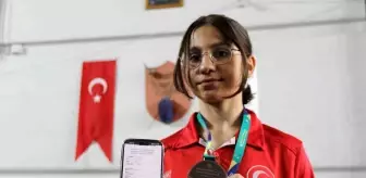 14 Yaşındaki Elif Zeren Eşsiz Hem Eskrimde Hem LGS'de Başarı Elde Etti