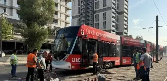 İzmir'de tramvay raydan çıktı, yolcular tahliye edildi