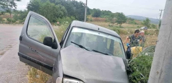Manyas'ta kaygan yolda kaza: Sürücü elektrik direğine çarptı