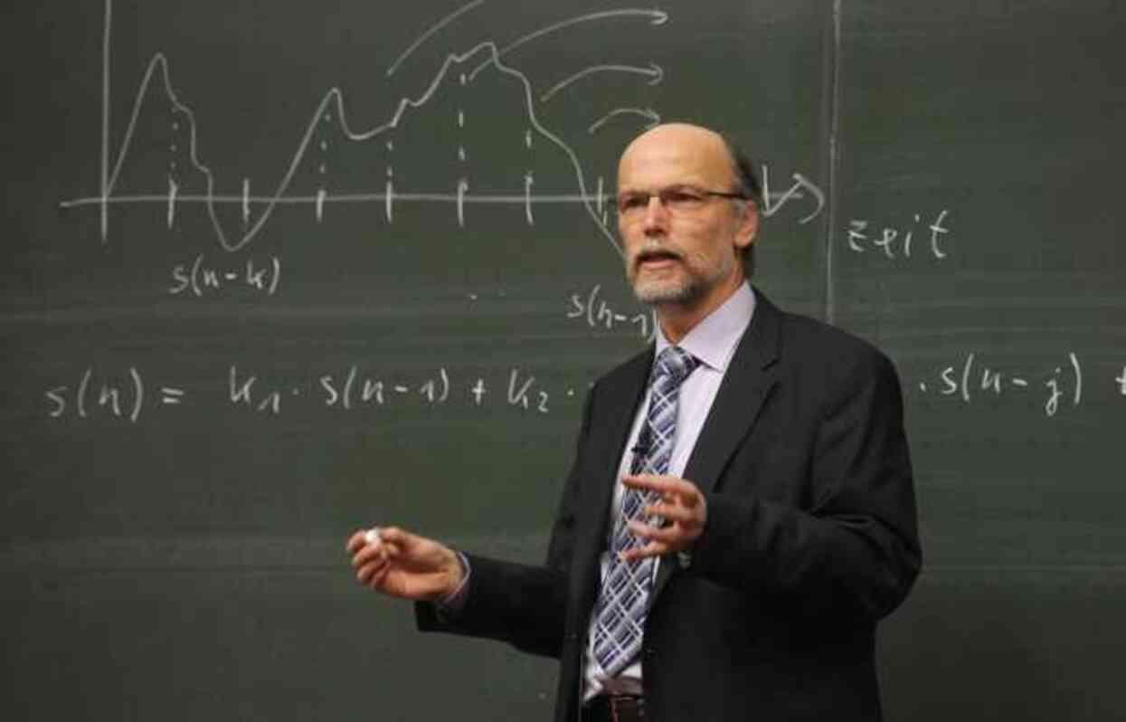 Nasıl akademisyen olunur? Akademisyen olmak için ne okunur? Kimler akademisyen olabilir?