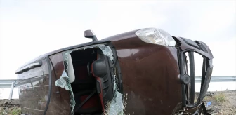 Sivas'ın Hafik ilçesinde hafif ticari araç devrildi, 6 kişi yaralandı