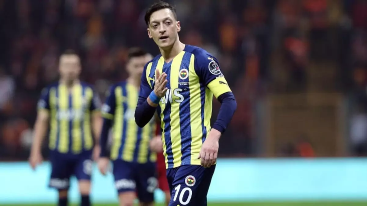 3 hilal dövmesini gösterdi! Mesut Özil'den Almanları deli edecek pozlar