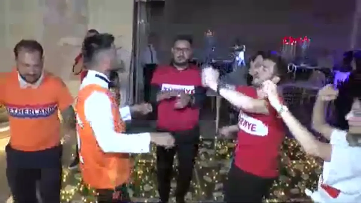 Türk Damat ve Hollandalı Gelin Düğünde Maç İzledi