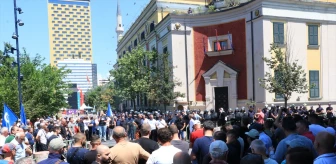 Tiran Belediye Başkanı'nın istifası için protestolar devam ediyor