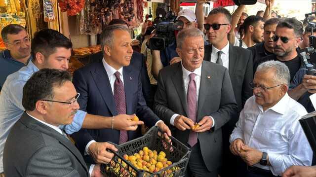 Minister Yerlikaya sliced ​​pastrami and distributed fruits in Kayseri