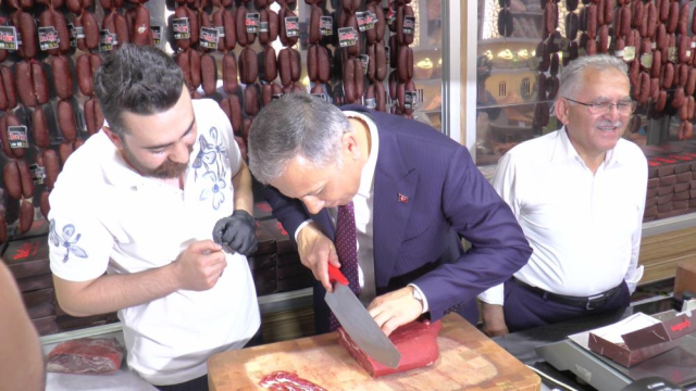 Minister Yerlikaya sliced ​​pastrami and distributed fruits in Kayseri