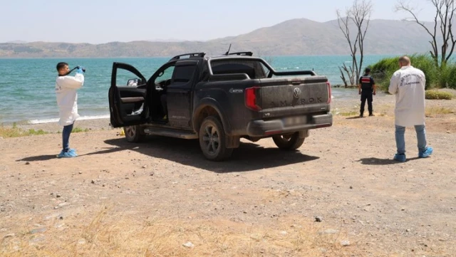 В грузовике на берегу озера в Элазыге были найдены два мертвых человека, один из которых женщина.