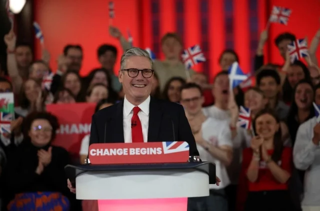 سيصبح كير ستارمر، رئيس حزب العمال الذي حقق انتصارًا كبيرًا في انتخابات البرلمان في إنجلترا، رئيسًا جديدًا للوزراء.