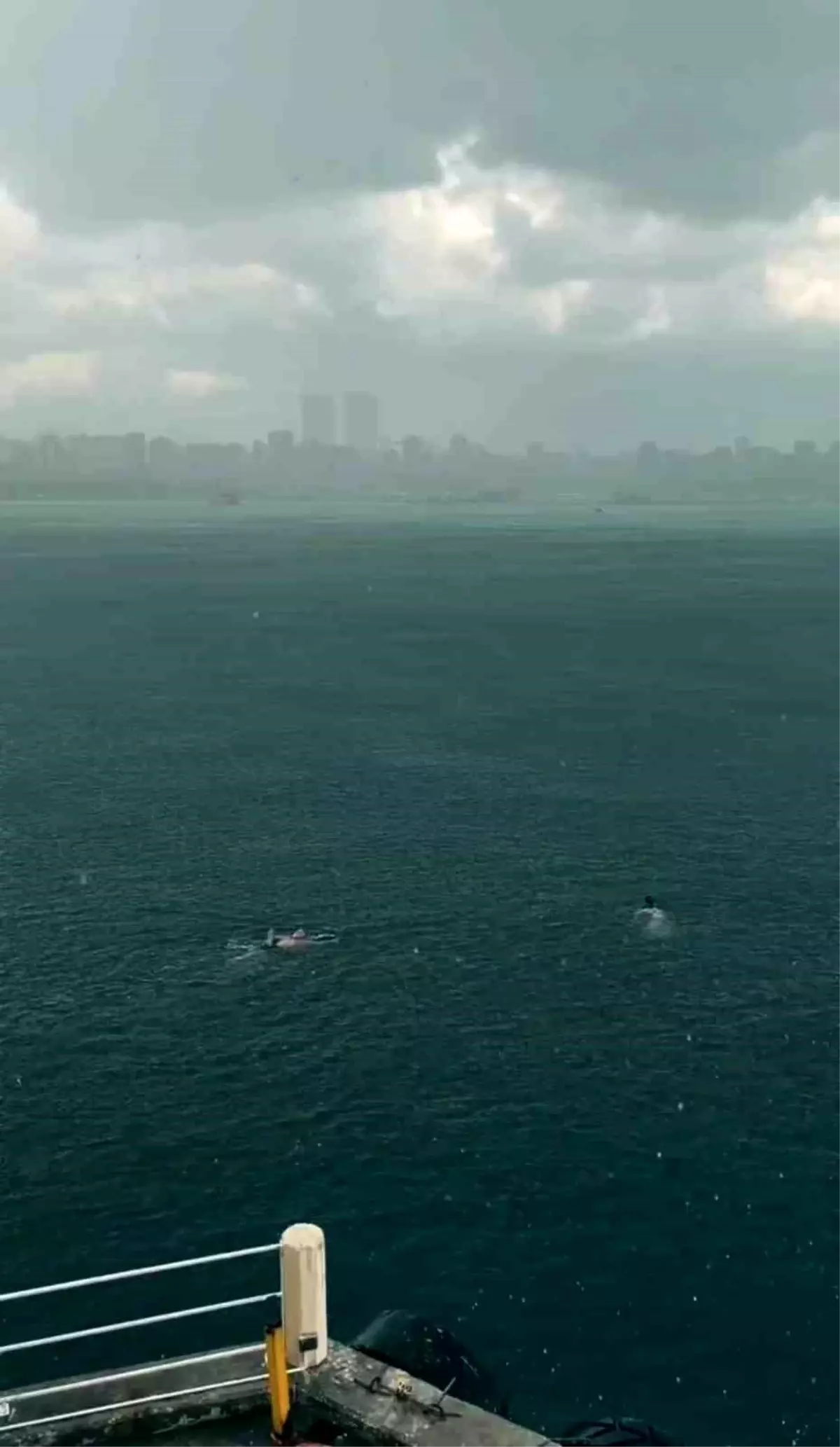 İstanbul Boğazı'nda Sağanak Yağışta Yüzen İki Kişi Görüntülendi