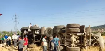 Kahramanmaraş'ta freni patlayan beton mikseri bir evin duvarına çarparak devrildi, sürücüsü yaralandı