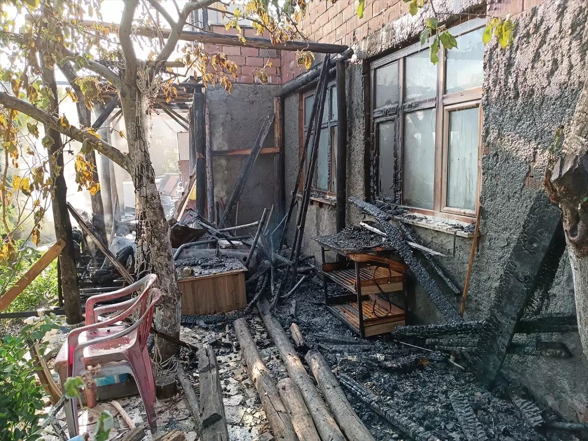 Tosya'da çıkan yangında ev kullanılamaz hale geldi