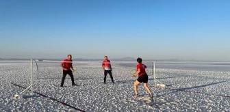 Milli sporcu Halime Yıldız, Tuz Gölü'nde badminton oynadı