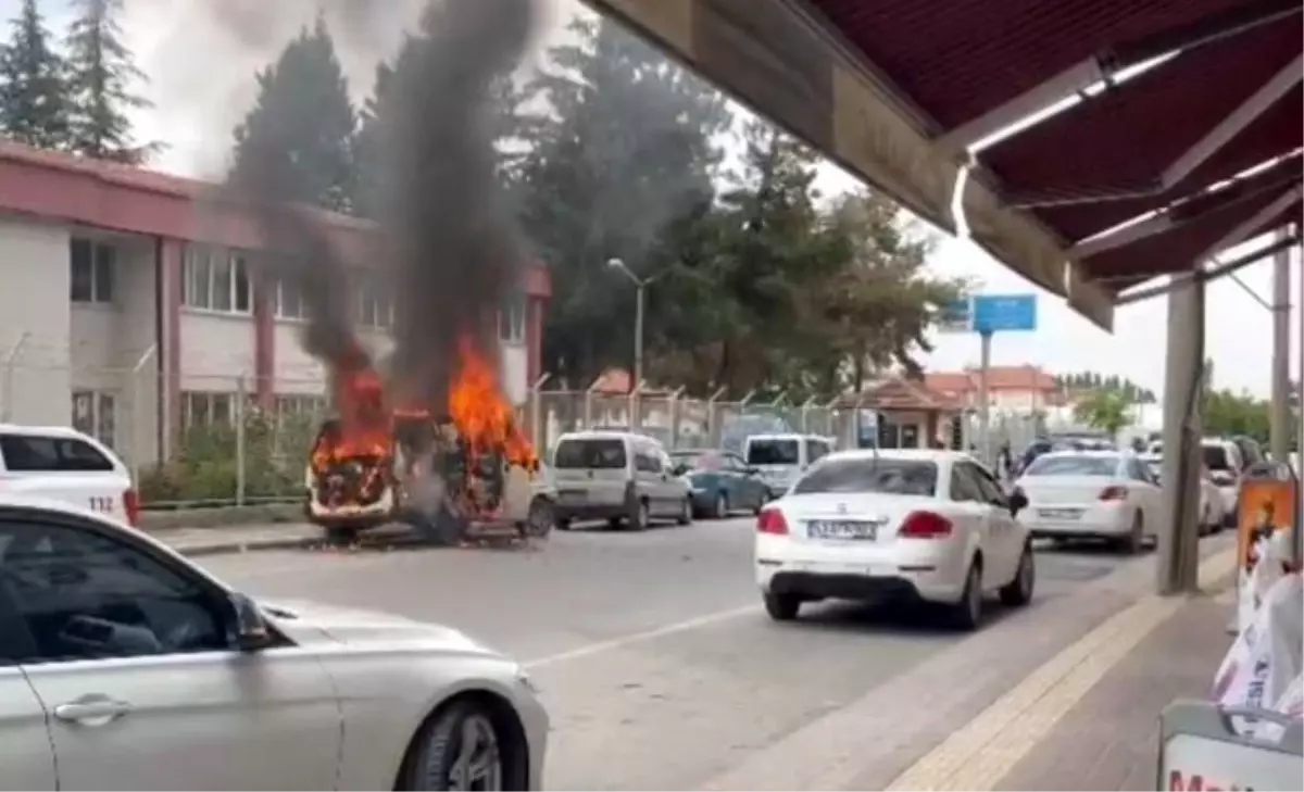 Kütahya'da park halindeki minibüs yangını söndürüldü