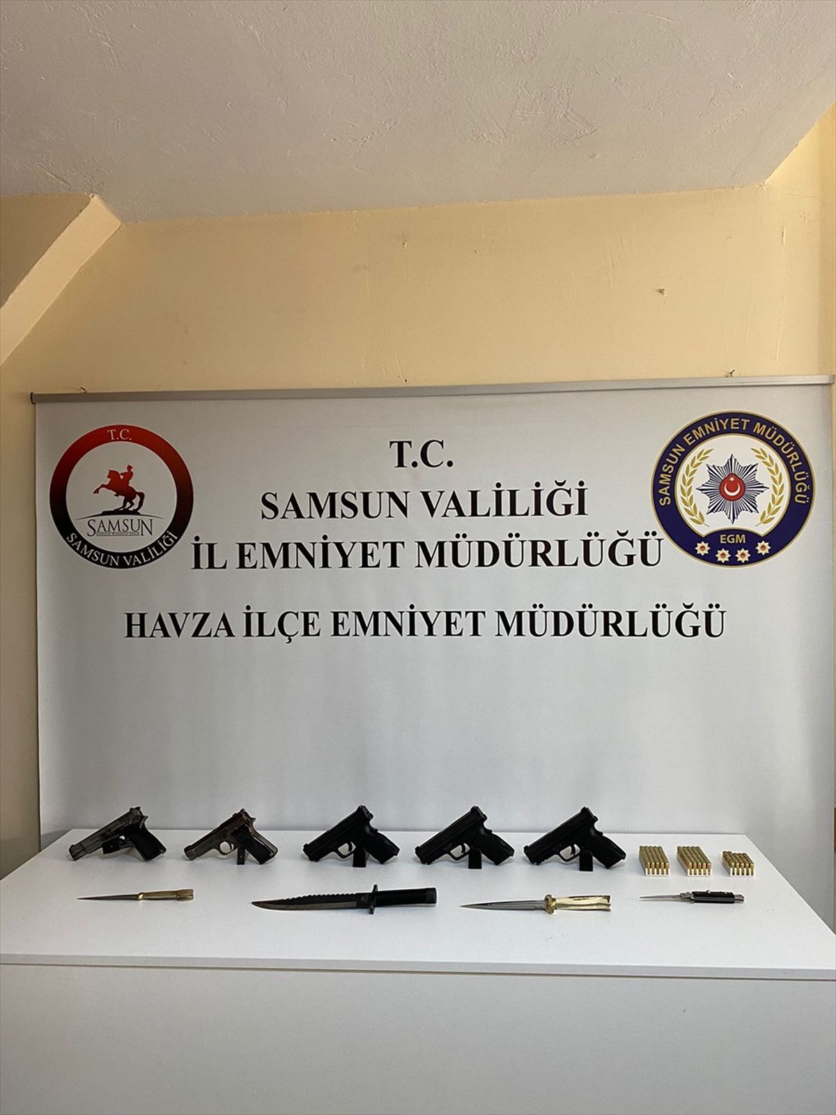 Havza'da Tabanca ve Bıçak Operasyonu: 5 Tabanca ve 4 Bıçak Ele Geçirildi