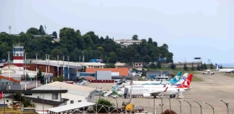 Trabzon'a gelen Arap turistler havalimanında yoğunluk oluşturuyor