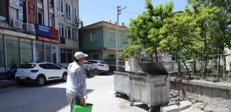 Tokat'ın Turhal ilçesinde çöp konteynerleri düzenli aralıklarla ilaçlanıp yıkanıyor