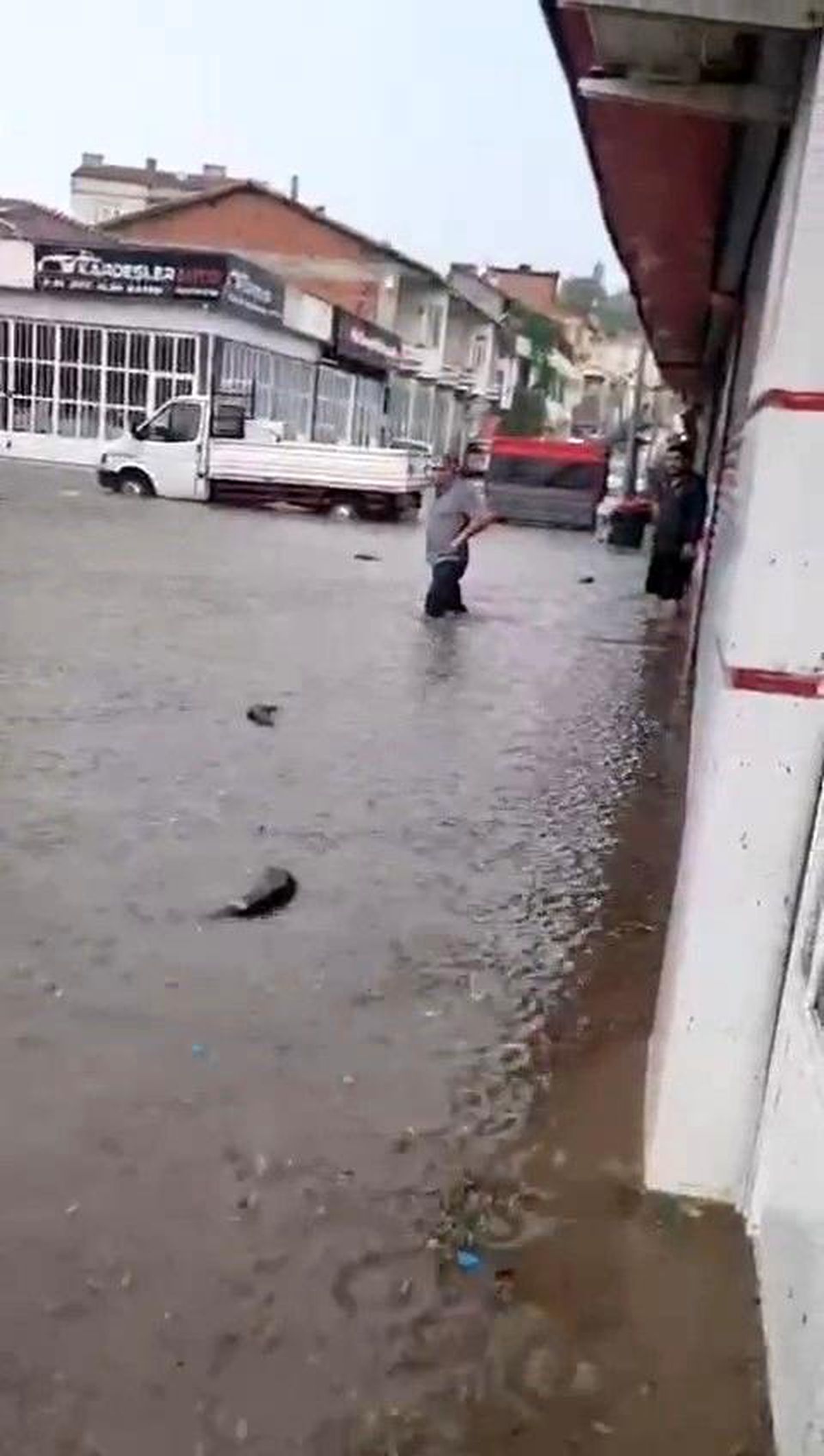 Zile'de etkili olan yağmur nedeniyle galericiler sitesi göle döndü