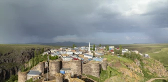 Kars'ın Kağızman ilçesinde tarihi Keçivan Kalesi'nde yaşayan köylüler