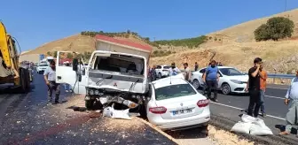 Adıyaman'da Kamyon ile Otomobil Çarpıştı: 3 Kişi Yaralandı