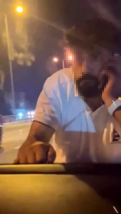 Minibus driver terrorizes the woman driver he argued with