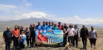 Doğa Tutkunu Abdullah Yıldız, Ağrı Dağı'ndan Yamaç Paraşütüyle İniş Yaptı