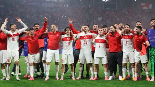 النص التالي يتطلب ترجمة إلى اللغة العربية:

بقي خطوة واحدة فقط للوصول إلى الدور نصف النهائي! هنا التشكيلة المحتملة للفريقين في مباراة تركيا وهولندا.
