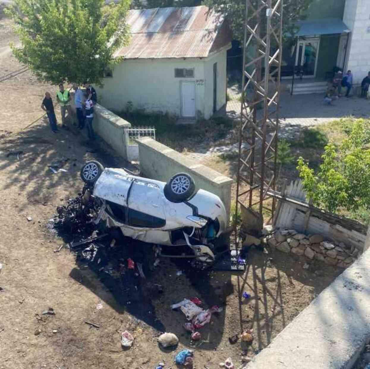 They fell from a height of 5 meters! 3 people died in the same car, 4 people were injured
